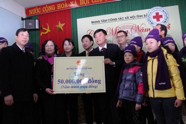 Руководители Вьетнама поздравили семьи льготников и малоимущих людей с Тэтом